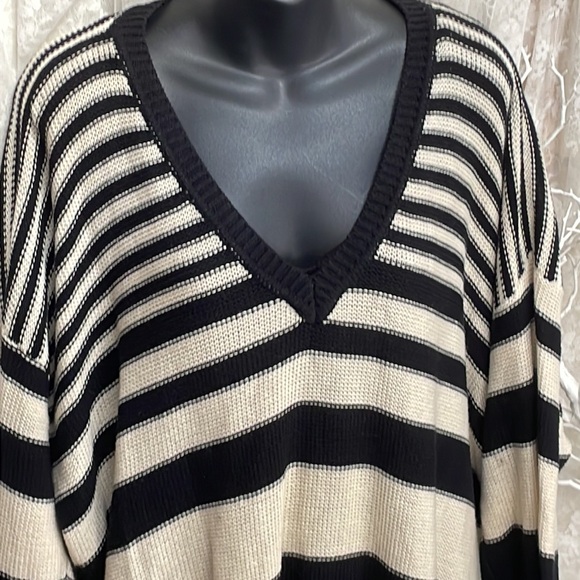 BDG OverSized, 100% Cotton, Stripes, Cream & Black Sweater V-Neck - Picture 3 of 9